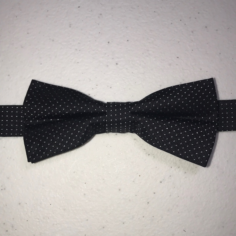 Van Heusen, Bow Tie, Like New, %100 Silk, Black & Silver Design